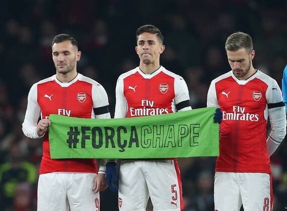 Bilder des Tages - SPORT Fußball, Schweigeminute für die Opfer des Flugzeugabsturzes in Kolumbien Arsenal s players pay their respects to Brazil s Chapecoense football team during the EFL Cup match at the Emirates Stadium, London. Picture date October 30th, 2016 Pic David Klein Sportimage EDITORIAL USE ONLY. No use with unauthorised audio, video, data, fixture lists, club league logos or live services. Online in-match use limited to 120 images, no video emulation. No use in betting, games or single club league player publications.