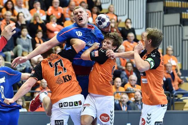 Kristianstads Gunnar Stein Jonsson och Jerry Tollbring försöker stoppa Meshkovs Dainis Kristopans under handbollsmatchen i Champions League mellan Kristianstad och Meshkov Brest den 30 november 2016 i Kristianstad.  Copyright: AVDOxBILKANOVIC BB161130BB711