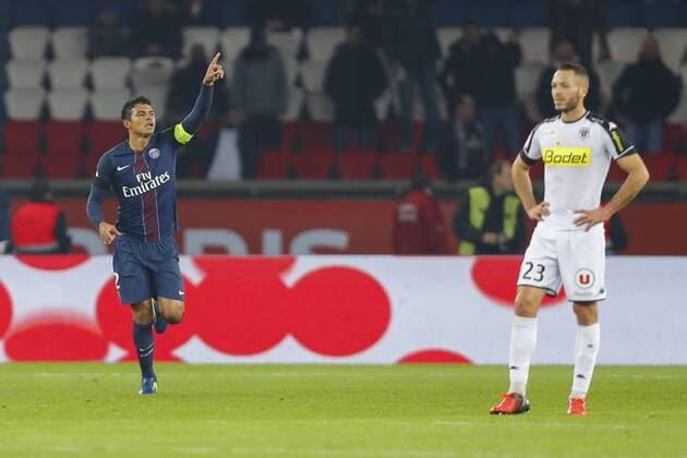 Bilder des Tages - SPORT joie Thiago Silva (PSG) et deception equipe (Angers) FOOTBALL : Paris Saint Germain (PSG) vs SCO Angers - Ligue 1 - 30 11 2016 GwendolineLeGoff Panoramic 