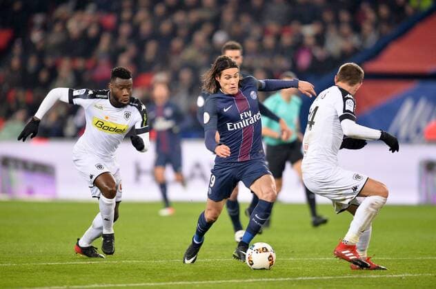 09 EDINSON CAVANI (psg) - 08 ISMAEL TRAORE (sco) FOOTBALL : Paris Saint Germain (PSG) vs SCO Angers - Ligue 1 - 30 11 2016 AnthonyBIBARD FEP Panoramic 
