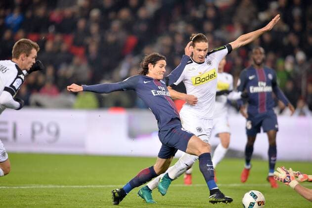 09 EDINSON CAVANI (psg) - 04 Mateo PAVLOVIC (sco) FOOTBALL : Paris Saint Germain (PSG) vs SCO Angers - Ligue 1 - 30 11 2016 AnthonyBIBARD FEP Panoramic 