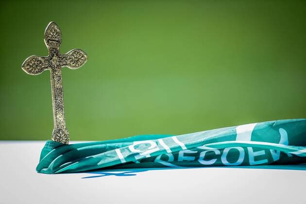 Bilder des Tages - SPORT A view of a cross during the arrangements for a mass at the Arena Conda stadium in Chapeco, Brazil, 30 November 2016. A vigil will be celebrated to honor the memory of the Chapecoense victims who travelled at the plane that crashed at the Colombian region of Antioquia in order to play the Copa Sudamericana final against the local team Atletico Nacional. VIGIL FOR THE VICTIMS OF CHAPECOENSE IN CHAPECO !ACHTUNG: NUR REDAKTIONELLE NUTZUNG!  CHA001 20161130-636161426435182552