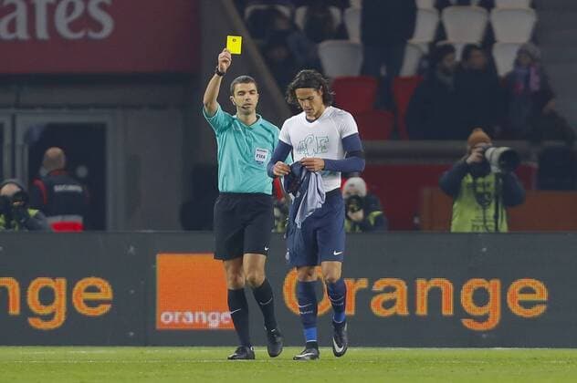 Fußball, Paris St. Germain - SCO Angers Franck Schneider met un carton jaune a Edinson Cavani (PSG) avec message sur son maillot FOOTBALL : Paris Saint Germain (PSG) vs SCO Angers - Ligue 1 - 30 11 2016 GwendolineLeGoff Panoramic 