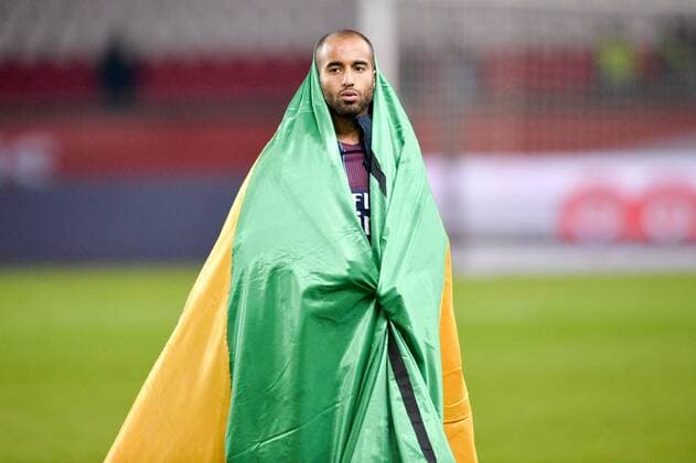 Fußball, Paris St. Germain - SCO Angers 07 LUCAS MOURA (psg) - HOMMAGE AUX VICTIMES DU CRASH AERIEN DU CLUB BRESILIEN DE CHAPECOENSE - DRAPEAU BRESIL FOOTBALL : Paris Saint Germain (PSG) vs SCO Angers - Ligue 1 - 30 11 2016 AnthonyBIBARD FEP Panoramic 