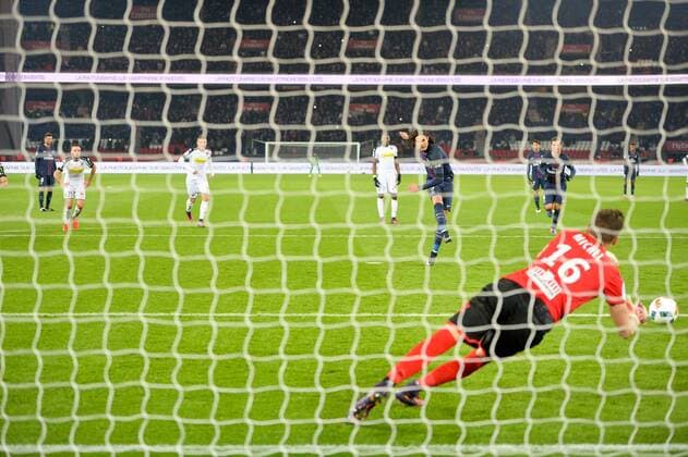 Fußball, Paris St. Germain - SCO Angers 09 EDINSON CAVANI (psg) - PENALTY - BUT - CENTIEME BUT AVEC LE PSG FOOTBALL : Paris Saint Germain (PSG) vs SCO Angers - Ligue 1 - 30 11 2016 AnthonyBIBARD FEP Panoramic 
