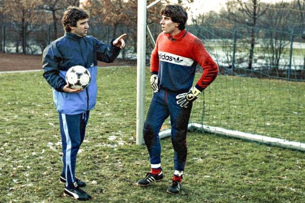 Aus Hannover 96 mit Trainer Joerg Berger und TW Juergen Rynio im Januar 1986.