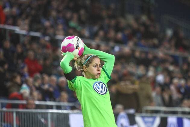 Anna Blässe (Anna Blaesse, Wolfsburg, 9) beim Einwurf Fussball, DFB-Pokal der Frauen, DSC Arminia Bielefeld – VfL Wolfsburg, xygx