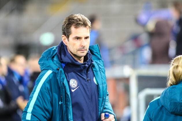 Ralf Kellermann (Trainer, Wolfsburg) gibt Anweisungen, gestikuliert, mit den Armen gestikulieren, gives instructions, gesticulate Fussball, DFB-Pokal der Frauen, DSC Arminia Bielefeld – VfL Wolfsburg, xygx