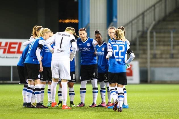 Arminias Team schwören sich mit einem Mannschaftskreis, Teamkreis, Ansprache, Motivation, vor dem Anpfiff ein Fussball, DFB-Pokal der Frauen, DSC Arminia Bielefeld – VfL Wolfsburg, xygx