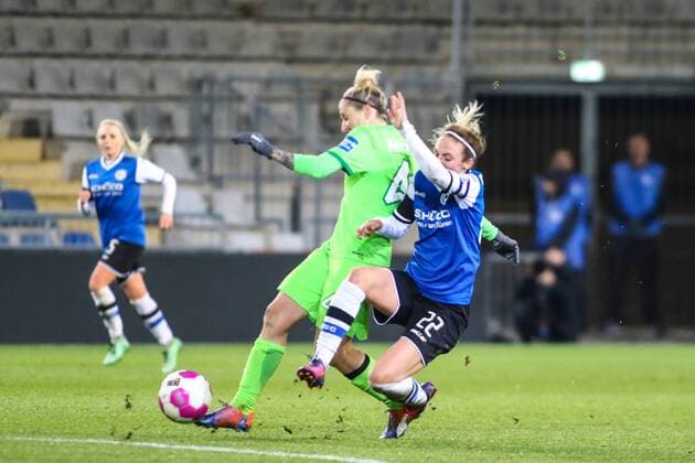 v.l. Anja Mittag (Wolfsburg) - Maxine Birker (DSC Arminia Bielefeld, 22) Zweikampf, Duell, duel, tackle, Aktion, Action Fussball, DFB-Pokal der Frauen, DSC Arminia Bielefeld – VfL Wolfsburg, xygx