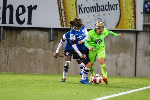 v.l. Tanja Thormälen (Tanja Thormaelen, DSC Arminia Bielefeld, 4) - Anna Blässe (Anna Blaesse, Wolfsburg, 9) Zweikampf, Duell, duel, tackle, Aktion, Action Fussball, DFB-Pokal der Frauen, DSC Arminia Bielefeld – VfL Wolfsburg, xygx