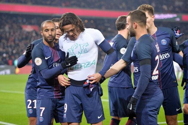 09 EDINSON CAVANI (psg) - Gedenken an die verunglückte Mannschaft des FC Chapecoense - 07 LUCAS MOURA (psg) - Fussball Frankreich, Ligue 1, Paris Saint Germain PSG vs. Angers SCO - 30 11 2016 AnthonyBIBARD FEP Panoramic 