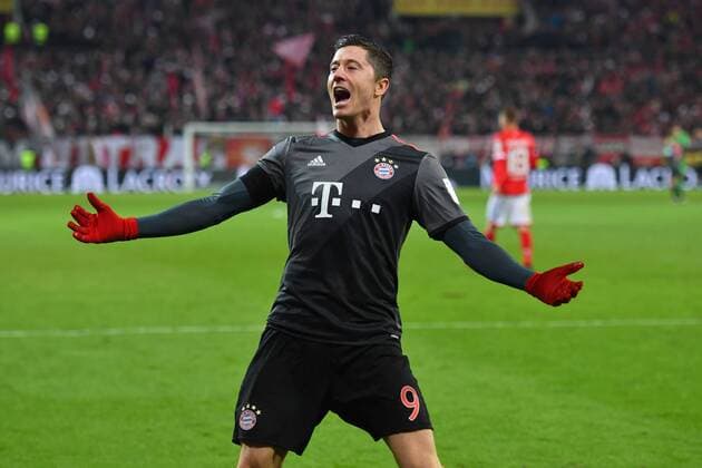 Robert LEWANDOWSKI (Bayern Muenchen),Torjubel nach Tor zum 1-3,Aktion,Einzelbild,angeschnittenes Einzelmotiv,Halbfigur,halbe Figur,Jubel,Freude,Begeisterung, Fussball 1. Bundesliga, 13. Spieltag, FSV Mainz 05-FC Bayern Muenchen 1-3, am 02.12.2016 in Mainz Deutschland,O P E L A R E N A.