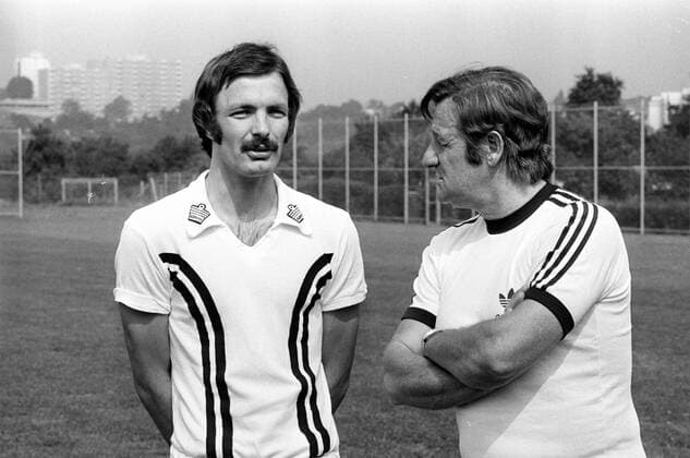 Karl Heinz -Charly- Körbel und Trainer Gyula Lorant (beide Eintracht Frankfurt)