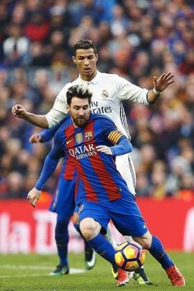 Fußball, Clasico, FC Barcelona - Real Madrid trennen sich unentschieden Real Madrid s Portuguese striker Cristiano Ronaldo (back) fights for the ball with FC Barcelona Barca s Argentinian striker Lionel Messi during the Liga Primera Division 14th round match between FC Barcelona and Real Madrid at Camp Nou stadium in Barcelona, Catalonia, Spain, 03 December 2016. BARCELONA VS. REAL MADRID !ACHTUNG: NUR REDAKTIONELLE NUTZUNG!  BCN001 20161203-636163836723756976
