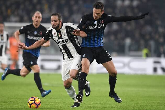 Fußball, Juventus Turin - Atalanta Bergamo Mg Torino 03 12 2016 - campionato di calcio serie A Juventus-Atalanta: Gonzalo Higuain-Rafael Toloi 