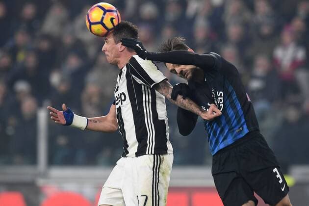 Fußball, Juventus Turin - Atalanta Bergamo Mg Torino 03 12 2016 - campionato di calcio serie A Juventus-Atalanta: Mario Mandzukic-Rafael Toloi 