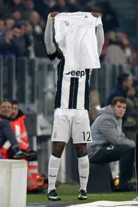 Alex Sandro waves a shirt dedicated to brazilian team of Chapecoense Goal celebration Torino 03-12-2016, Juventus Stadium, Football Calcio 2016 2017 Serie A, Juventus - Atalanta, filippoxalfero
