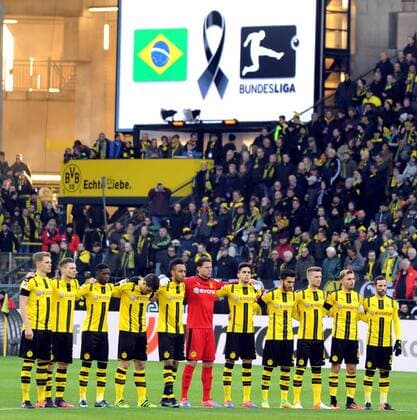 Themen der Woche - SPORT Bilder des Tages - SPORT Borussia Dortmund - Borussia Mönchengladbach 03.12.2016. Gedenkminute für die, beim Flugzeugabsturz getötete, Mannschaft des Brasilien-Clubs AF Chapecoense. HM