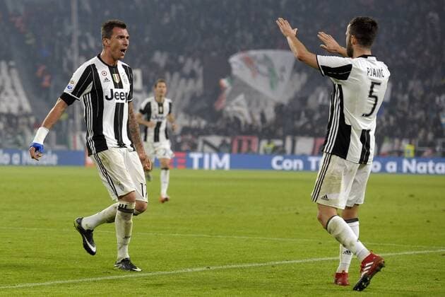 Torjubel Mario Mandzukic Juventus con Miralem Pjanic Goal celebration Torino 03-12-2016, Juventus Stadium, Football Calcio 2016 2017 Serie A, Juventus - Atalanta, filippoxalfero