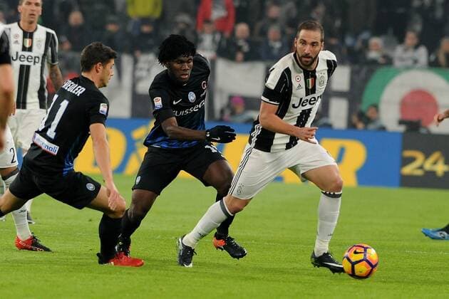 IPP20161203 Football - soccer: Serie A, Juventus Turin - Atalanta Bergamo, gonzalo higuain contrastato da Franck Yannick Kessie (Hinweis: Verwendung nur in Deutschland - only Germany) xHOCHxZWEIx xItalyxPhotoxPressx 