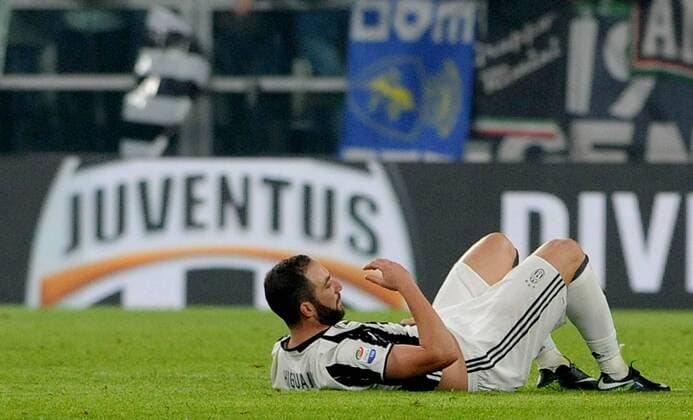 IPP20161203 Football - soccer: Serie A, Juventus Turin - Atalanta Bergamo, gonzalo higuain am Boden xHOCHxZWEIx xItalyxPhotoxPressx 