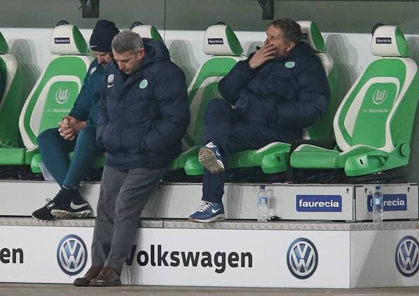 03.12.2016, Fussball 1.Bundesliga 2016 2017, 13.Spieltag, VfL Wolfsburg - Hertha BSC Berlin, in der Volkswagen Arena, Wolfsburg. v.l. Torwart-Trainer Andreas Hilfiker (Wolfsburg) , Manager Klaus Allofs (Wolfsburg) und Co-Trainer Ton Lokhoff (Wolfsburg) 