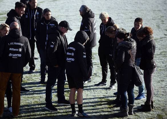 04.12.2016, xhbx, Fussball DFB Pokal Damen, 1.FFC Frankfurt - SGS Essen, emspor v.l. Manager Siegfried Dietrich (1.FFC Frankfurt), Spielerinnen der 1. Mannschaft vom 1.FFC Frankfurt, gefrorener Rasen im Brentanobadstadion Frankfurt am Main