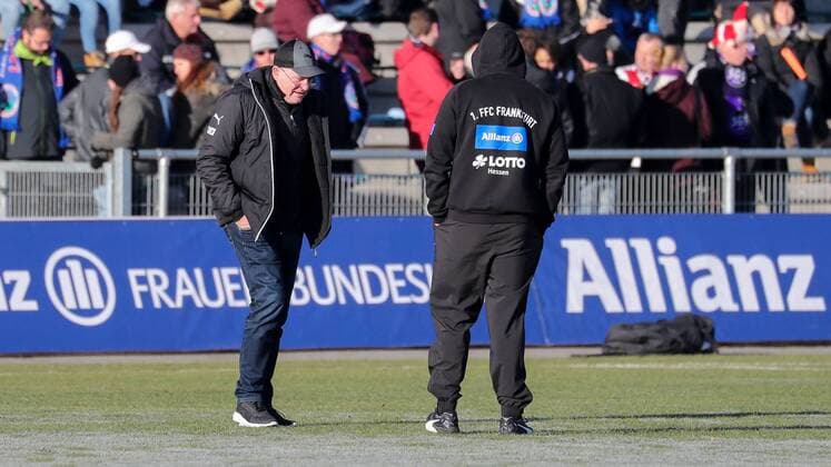 Siegfried Dietrich (Manager, Frankfurt, links) kontrolliert die Platzverhältnisse, Platzbegehung, Fussball, DFB-Pokal der Frauen, Achtelfinale, 1. FFC Frankfurt - SGS Essen, xozx