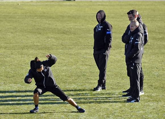 04.12.2016, xhbx, Fussball DFB Pokal Damen, 1.FFC Frankfurt - SGS Essen, emspor v.l. Yuki Nagasato (1.FFC Frankfurt) testet den gefrorener Rasen im Brentanobadstadion Frankfurt am Main