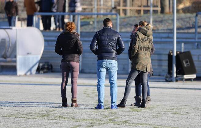04.12.2016 xcex Deutschland, Frankfurt, Fussball, Frauenfussball DFB Pokal Achtelfinale Saison 2016 2017 1. FFC Frankfurt gegen SGS Essen Platzbegehung vor dem Spiel, Entscheidung Spielbeginn vertagt, Schneefall, Frost, Spielabsage Schiedsrichterinnen begehen den Platz, prüfen Bespielbarkeit