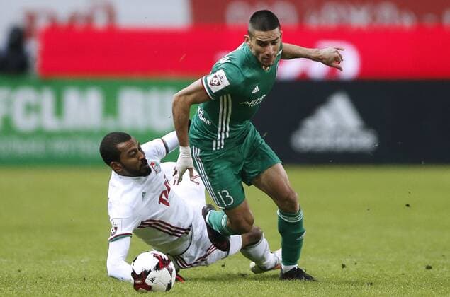 MOSCOW, RUSSIA - DECEMBER 4, 2016: Lokomotiv Moscow s Maicon (L) and Terek Grozny s Milad Mohammadi fight for the ball in their 2016 17 Russian Premier League Round 17 football match at Lokomotiv Stadium. Mikhail Japaridze TASS  TS039DD8