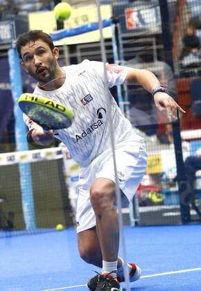 Paddle-Tennis, Turnier in San Sebastian Paddle tennis players Carlos Daniel Gutierrez and his team-mate Francisco Navarro (not seen) play against Fernando Belasteguin and his team-mate Pablo Lima (not seen) during their men s final match within the Keler Euskadi Open international tournament at Illumbre bullring in San Sebastian, Basque country, northern Spain, 04 December 2016. The tournament counts towards the World Padel Tour. Keler Euskadi Open men s final match !ACHTUNG: NUR REDAKTIONELLE NUTZUNG!  20161204-636164607770699540