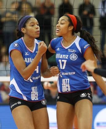 Stuttgart , Volleyball Bundesliga Allianz MTV Stuttgart vs. Dresdner SC , von links: Aiyana Whitney Nia Grant ( Allianz )