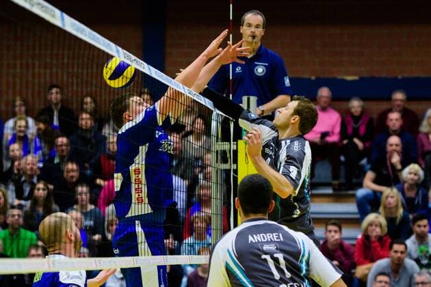 04.12.2016, Friedrich-Albert-Lange-Sporthalle, Solingen Volleyball, Bundesliga Männer Maenner, Normalrunde, Solingen Volleys vs. SWD powervolleys Düren Dueren Block Oliver Gies ( 3 Solingen) - Angriff Dennis Barthel ( 5 Dueren)