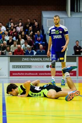Bilder des Tages - SPORT 04.12.2016, Friedrich-Albert-Lange-Sporthalle, Solingen Volleyball, Bundesliga Männer Maenner, Normalrunde, Solingen Volleys vs. SWD powervolleys Düren Dueren Lennart Bevers ( 10 Solingen), Christoph Marks ( 15 Solingen) enttäuscht enttaeuscht traurig