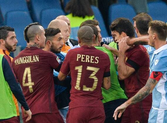Bilder des Tages - SPORT December 4, 2016 - Rome, Italy - Danilo Cataldi expelled during the Italian Serie A football match between S.S. Lazio and A.S. Roma at the Olympic Stadium in Rome, on december 04, 2016. SS Lazio v AS Roma - Serie A  - ZUMAn230 20161204_zaa_n230_153