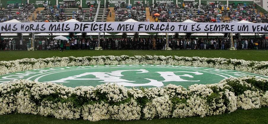 Bilder des Tages - SPORT Weltweite Anteilnahme für das verunglückte Fußball Team von Chapecoense (161204) -- CHAPECO, Dec. 4, 2016 -- Image provided by the Brazilian Presidency shows people standing for the tribute and collective funeral of the Chapecoense football team members who were killed in an air crash days ago in Colombia, at the Arena Conda Stadium, in Chapeco, in the state of Santa Catarina, Brazil, on Dec. 3, 2016. Beto Barata Presidency of Brazil) (ma) (fnc) (SP)BRAZIL-CHAPECO-ACCIDENT-PLANE AGENCIAxESTADO 