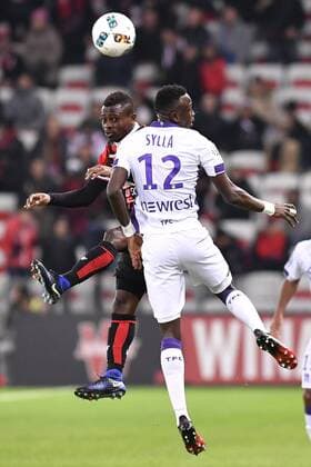 NICE, Dec. 4, 2016 -- Nice s Jean Michael Seri (L) vies with Toulouse s Issiaga Sylla during the French L1 football match in Nice, France, Dec. 4, 2016. Nice won 3-0. ) (SP)FRANCE-NICE-FRENCH LIGUE 1-NICE VS TOULOUSE ChenxYichen 
