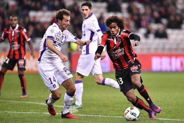 NICE, Dec. 4, 2016 -- Nice s Vincent Marcel (R) competes during the French L1 football match between Nice and Toulouse in Nice, France, Dec. 4, 2016. Nice won 3-0. ) (SP)FRANCE-NICE-FRENCH LIGUE 1-NICE VS TOULOUSE ChenxYichen 