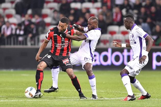 NICE, Dec. 4, 2016 -- Nice s Alassane Plea (L) competes during the French L1 football match between Nice and Toulouse in Nice, France, Dec. 4, 2016. Nice won 3-0. ) (SP)FRANCE-NICE-FRENCH LIGUE 1-NICE VS TOULOUSE ChenxYichen 