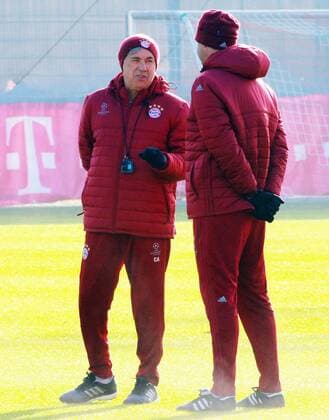 Trainer Carlo Ancelotti (li.) im Gespräch mit dem Co-Trainer Paul Clement Fussball 1.BL FC Bayern München 05.12.2016 Training vor dem CL-Spiel gegen Atletico Madrid