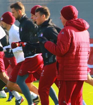 Trainer Carlo Ancelotti (re.), seine Mannschaft beim Aufwärmen Fussball 1.BL FC Bayern München 05.12.2016 Training vor dem CL-Spiel gegen Atletico Madrid