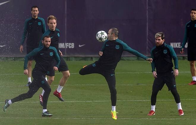 05.12.2016, xslx, Fussball UEFA Champions League, Fussball UEFA Champions League, FC Barcelona Barca - Borussia Moenchengladbach Training und Pressekonferenz, emspor, v.l. Aleix Vidal (FC Barcelona), Andres Iniesta (FC Barcelona), Lionel Messi (FC Barcelona) Barcelona
