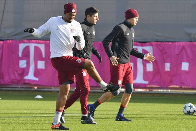 v.li:Jerome BOATENG (Bayern Muenchen),Robert LEWANDOWSKI (Bayern Muenchen),Holger BADSTUBER (Bayern Muenchen). Abschlusstraining FC Bayern Muenchen vor dem Champions League Spiel gegen Atletico Madrid. Trainingsgelaende an der Saebener Strasse, Fussball,am 18.10.2016..