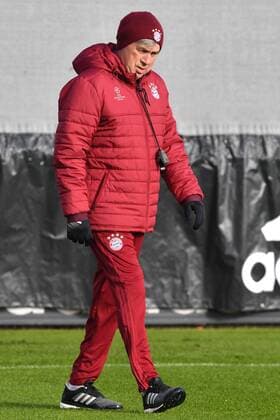 Carlo ANCELOTTI (Trainer FCB), Einzelbild,Freisteller, Ganzkoerperaufnahme,ganze Figur. Abschlusstraining FC Bayern Muenchen vor dem Champions League Spiel gegen Atletico Madrid. Trainingsgelaende an der Saebener Strasse, Fussball,am 18.10.2016..