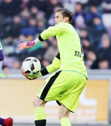 Aue, 04.12.2016, Erzgebirgsstadion, Fußball, 2.Bundesliga, 15.Spieltag , FC Erzgebirge Aue vs. VfB Stuttgart 0:4 (0:2) , Im Bild; Torwart Mitchell Langerak (Stuttgart). ,