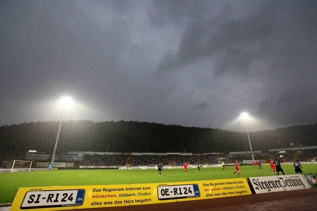 Fußball, Stadiongeschichte Sportfreunde Siegen Unwetter über dem Leimbachstadion Freitag 26.08.2011, NRW Liga Saison 11 12 - 4. Spieltag in Siegen, Sportfreunde Siegen - FC Viktoria Koeln 0:2
