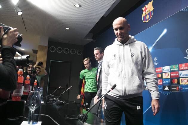 05.12.2016, xslx, Fussball UEFA Champions League, Fussball UEFA Champions League, FC Barcelona Barca - Borussia Moenchengladbach Training und Pressekonferenz, emspor, v.l. Andre Schubert coach (Borussia Moenchengladbach) Barcelona