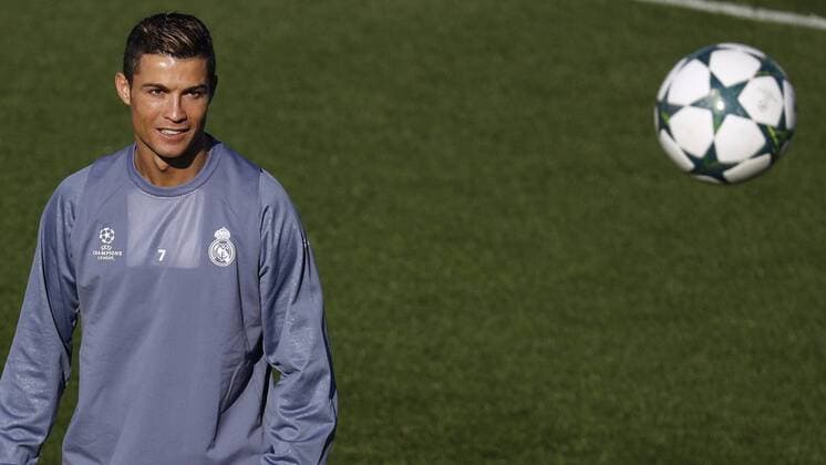 Bilder des Tages - SPORT Real Madrid s Portuguese striker Cristiano Ronaldo during a team s training session at Valdebebas sports city in Madrid, Spain, 06 December 2016. Real Madrid will face Borussia Dortmund in a Champions League soccer match the upcoming 07 December. REAL MADRID TRAINING SESSION !ACHTUNG: NUR REDAKTIONELLE NUTZUNG!  GRA043 20161206-636166231209036015
